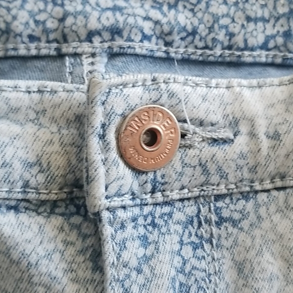 Light wash denim shorts floral pattern - Picture 4 of 8